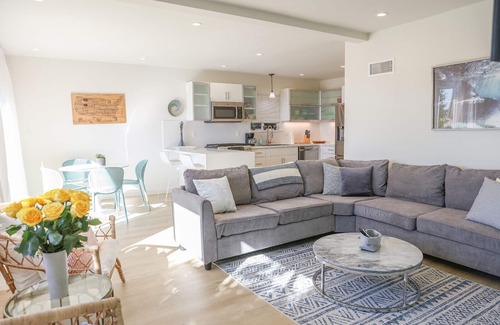 Playa Del Rey Casa | Waterfront 2BDRM with Patio in Playa Del Rey