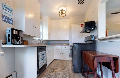 Cottage Line Casa | Waterfront 2BR/1BA, Amazing View, Backyard Sandy Beach