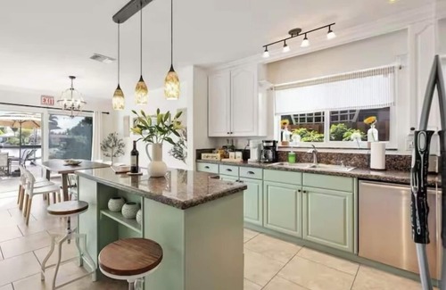Cypress Lakes Casa | Waterfront 3 BDR Villa+Hot tub+Htd Pool+Kayaks+Pool table