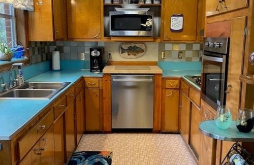James City Casa | Waterfront 3 bedroom dog-friendly cottage with a million-dollar view