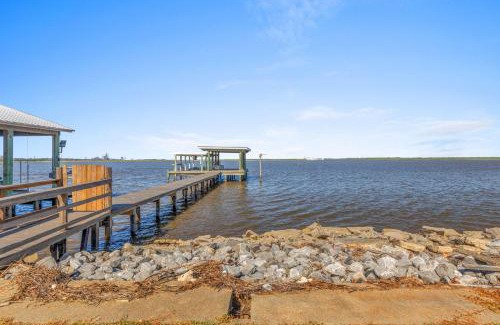 Sulphur Casa | Waterfront 3 Bedroom Home
