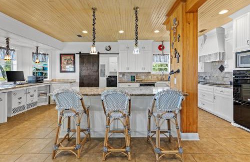 Sulphur Casa | Waterfront 3 Bedroom Home