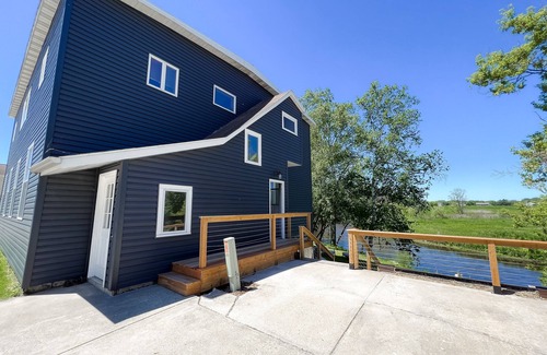 Algoma Apartamento | Waterfront 3 bedroom upper vacation home.