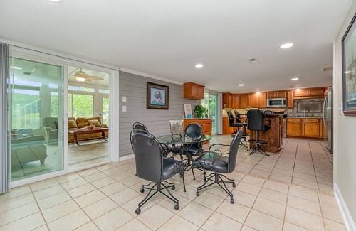 Southmont Casa | Waterfront 3 suites and 3 bathrooms. True lake living.