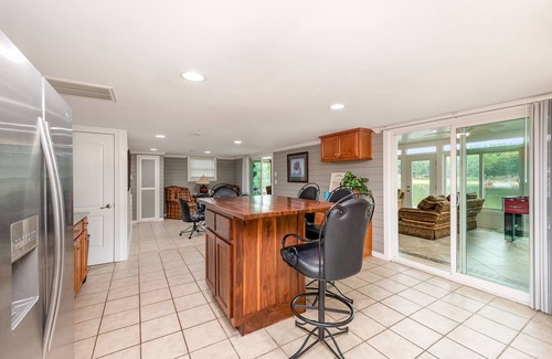 Southmont Casa | Waterfront 3 suites and 3 bathrooms. True lake living.