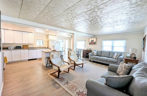 Cedar Neck Casa | Waterfront 3BR Cottage with Hot Tub, Kayaks & Dog-Friendly Yard – Near Bethany