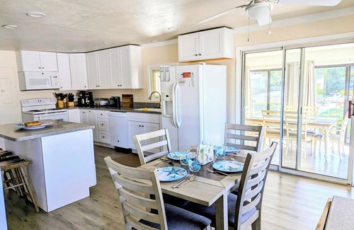 Cedar Neck Casa | Waterfront 3BR Cottage with Hot Tub, Kayaks & Dog-Friendly Yard – Near Bethany