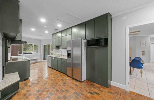 Mobile Casa | Waterfront 4BR Retreat - Pool, RV Boat, Beach, 20+