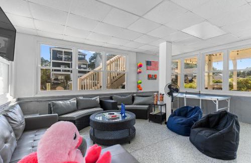 Berlin Casa | Waterfront 4BR w Dock & Kids Rec Room