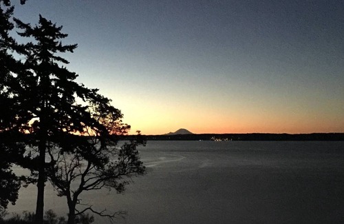 Camano Island Casa | Waterfront AND tucked in the woods! Such a great escape.