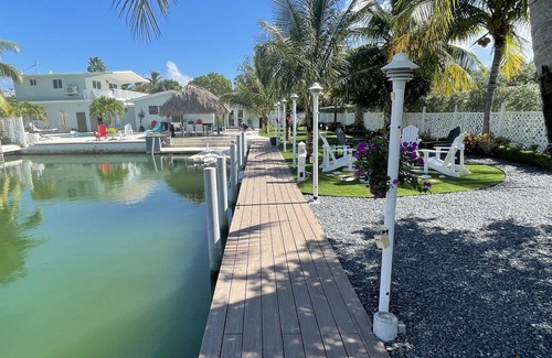 Toll Gate Shores Casa | Frente al mar bellamente renovado 6 dormitorios 4 baños, compuesto familiar cerrado.