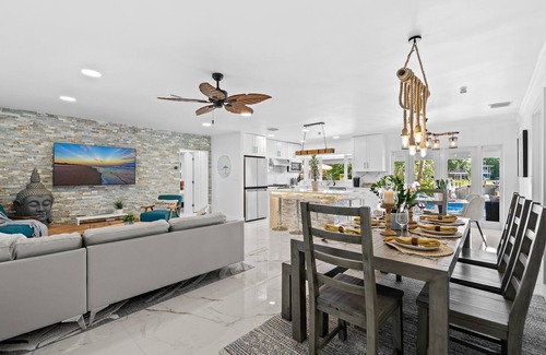 Cypress Lakes Casa | Waterfront | Boat Rental | Heated Pool | Sleeps 10