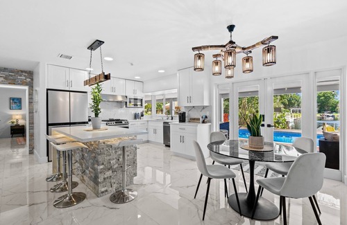 Cypress Lakes Casa | Waterfront | Boat Rental | Heated Pool | Sleeps 10