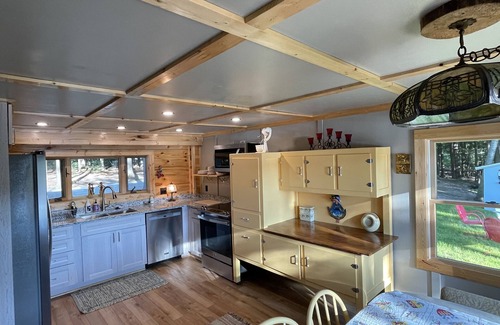 Mayfield Cabina | Waterfront, boats included, Cozy cabin on private lake, 25 minutes from TC.
