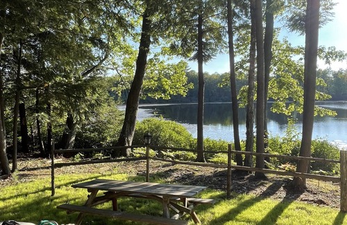 Mayfield Cabina | Waterfront, boats included, Cozy cabin on private lake, 25 minutes from TC.