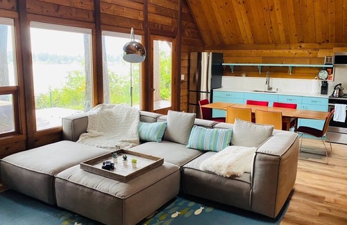 Vashon Island Cabina | Waterfront Burton Loop - The Very Best Of Vashon, cozy cabin with a harbor view.