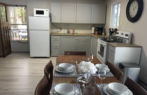 Algonquin Highlands Cabaña | Waterfront Cottage on Halls Lake