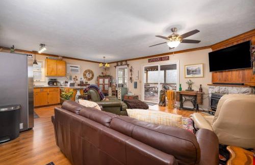 Stanardsville Casa | Waterfront Cabin 20 Mins to National Park & Massanutten!