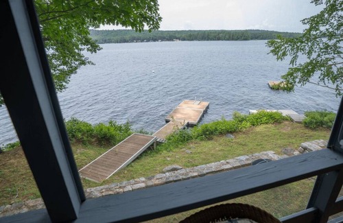 Oxford Cabina | Waterfront Cabin on Thompson Lake - Enveloped by Serene Pines