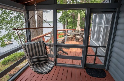 Oxford Cabina | Waterfront Cabin on Thompson Lake - Enveloped by Serene Pines