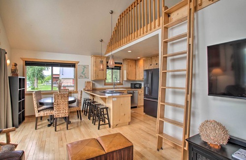 St. Maries Cabina | Waterfront Cabin w/ 2 Boat Docks & Mtn Views!