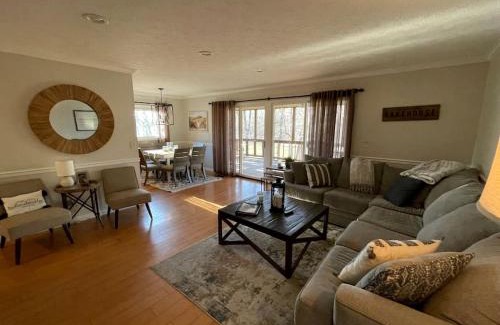 Cadiz Casa | Waterfront Cabin with Private Dock, Jacuzzi and Deck in Kentucky