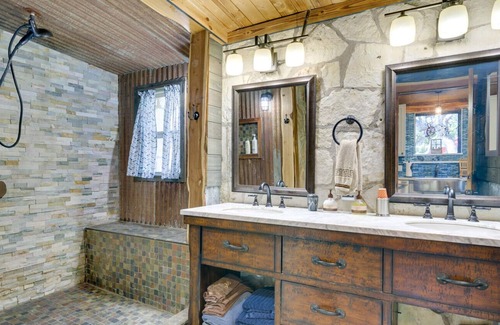 Rocky Ridge Casa | Waterfront Cabins on Lake Travis - Deep Cove