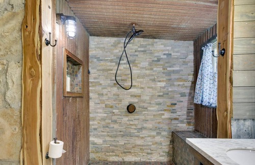 Rocky Ridge Casa | Waterfront Cabins on Lake Travis - Deep Cove