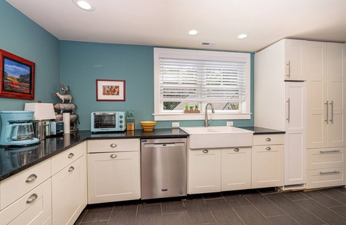 Cape May Cabaña | Waterfront Cape May canal property 5min to beach landscaped grounds