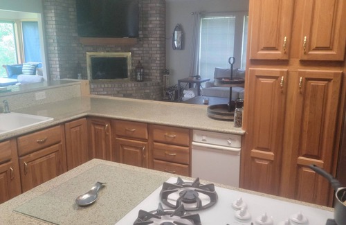 Uncertain Casa | Waterfront, close to Caddo State Park, walk to Shady Glade, vast deck, remodeled