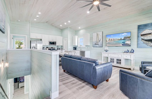 Fulton Casa | Waterfront,Community Pool, Walk to Bars, Restaurants and Pier