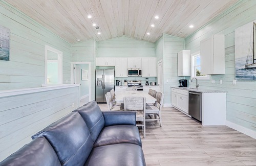 Fulton Casa | Waterfront,Community Pool, Walk to Bars, Restaurants and Pier