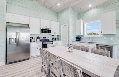 Fulton Casa | Waterfront,Community Pool, Walk to Bars, Restaurants and Pier