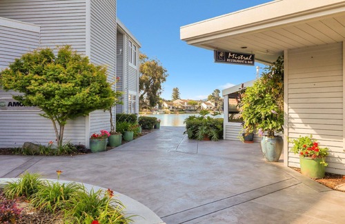 Redwood Shores Condominio | Waterfront Condo, Expansive Views from Most Rooms, Central Bay Area Location