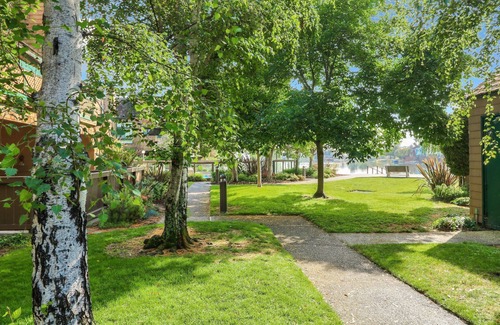 Redwood Shores Condominio | Waterfront Condo, Expansive Views from Most Rooms, Central Bay Area Location