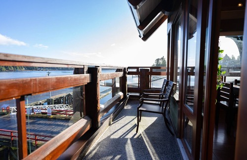 Ucluelet Condominio | Waterfront Condo in Ucluelet with ocean and mountain views