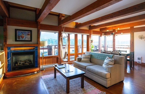 Ucluelet Condominio | Waterfront Condo in Ucluelet with ocean and mountain views