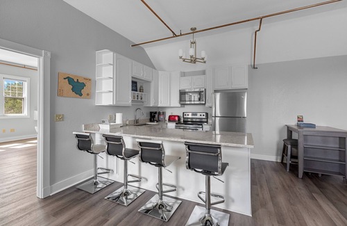 Elkhart Lake Condominio | Waterfront Condo, Private Beach, Outdoor/Indoor Pools, & Walkable to Downtown