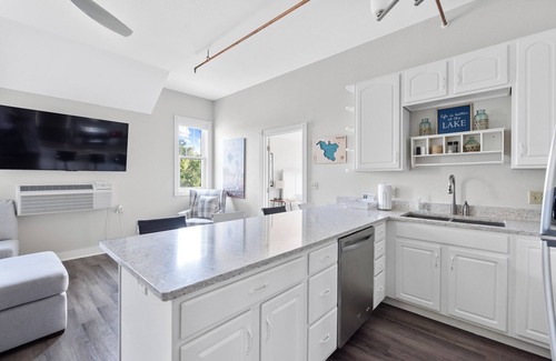 Elkhart Lake Condominio | Waterfront Condo, Private Beach, Outdoor/Indoor Pools, & Walkable to Downtown