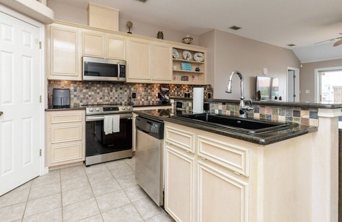 Corpus Christi Condominio | Waterfront Condo W/ Two Private Decks, Garage Access + Washer & Dryer!