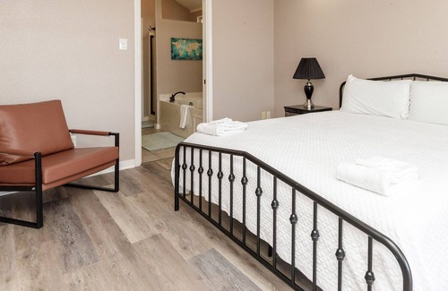 Corpus Christi Condominio | Waterfront Condo W/ Two Private Decks, Garage Access + Washer & Dryer!