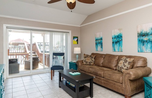 Corpus Christi Condominio | Waterfront Condo W/ Two Private Decks, Garage Access + Washer & Dryer!