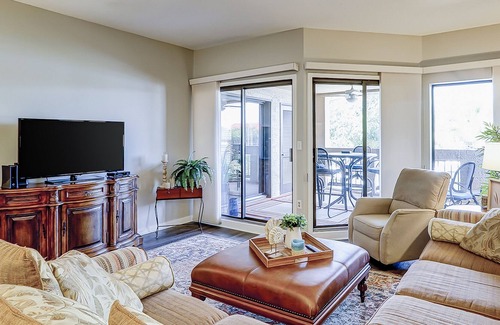 Shelter Cove Condominio | Waterfront condo with scenic balcony - pool, central AC, private washer/dryer