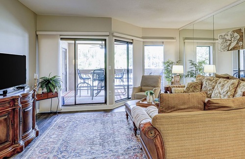 Shelter Cove Condominio | Waterfront condo with scenic balcony - pool, central AC, private washer/dryer