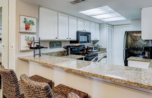 Shelter Cove Condominio | Waterfront condo with scenic balcony - pool, central AC, private washer/dryer