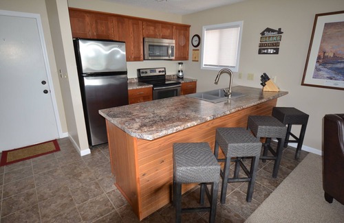 Lake Ozark Condominio | ¡ESTE CONDOMINIO LO TIENE TODO! Hermoso interior, excelente vista, cerca de la piscina, NOCHE GRATIS !!