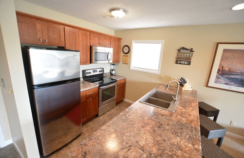 Lake Ozark Condominio | ¡ESTE CONDOMINIO LO TIENE TODO! Hermoso interior, excelente vista, cerca de la piscina, NOCHE GRATIS !!
