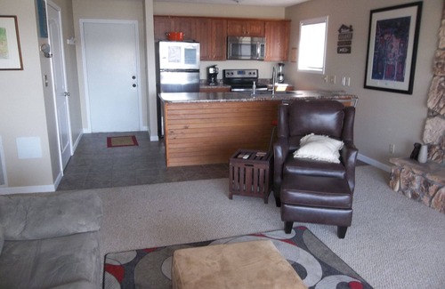 Lake Ozark Condominio | ¡ESTE CONDOMINIO LO TIENE TODO! Hermoso interior, excelente vista, cerca de la piscina, NOCHE GRATIS !!
