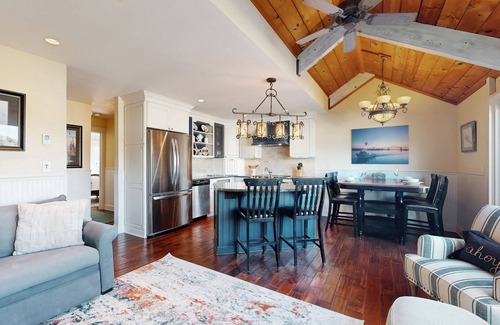 Historic Bayfront Condominio | Waterfront condo with bay views & shared gym - dog-friendly