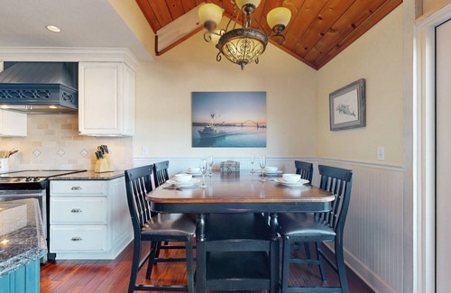 Historic Bayfront Condominio | Waterfront condo with bay views & shared gym - dog-friendly